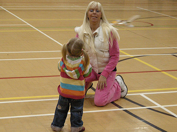 Flies R/C- mum flies too! Flies R/C- mum flies too!